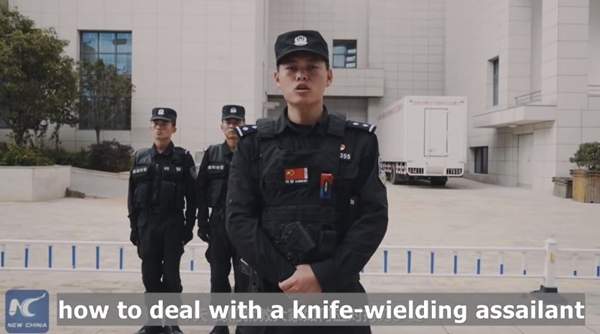 警察教你《如何應對持刀歹徒》超狂招式讓眾人看一眼就記住w