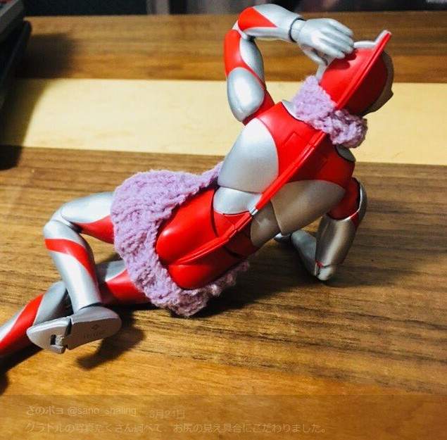 《露背高領毛衣》超人力霸王迷你版性感的臀部曲線也能秀出來