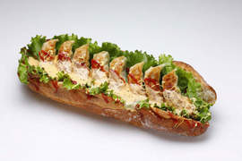 大阪王將新推《煎餃熱狗堡GYOZA DOG》光看已飽的扎實份量感... 大阪王將新推《煎餃熱狗堡GYOZA DOG》光看已飽的扎實份量感...