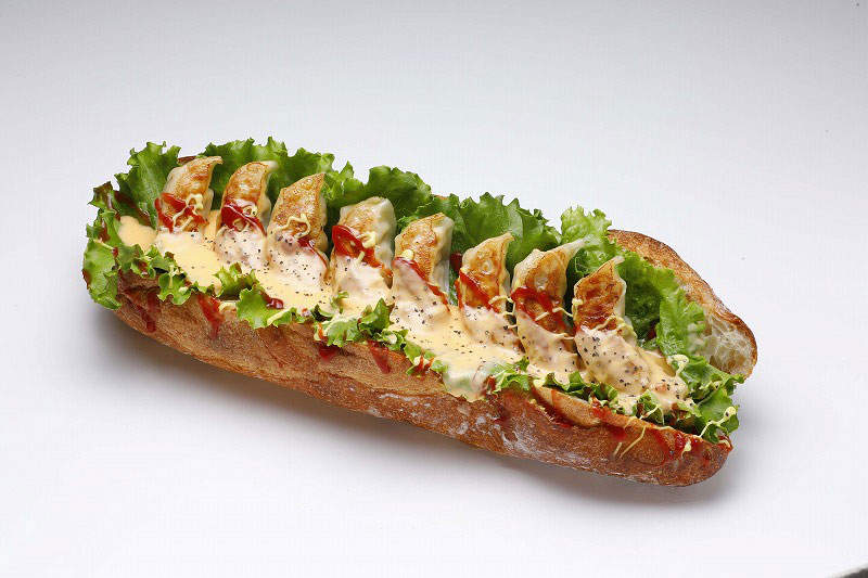 大阪王將新推《煎餃熱狗堡GYOZA DOG》光看已飽的扎實份量感...