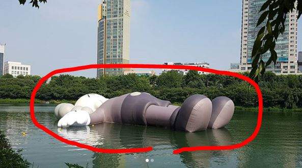 國外媒體都在報《KAWS漂浮作品》這感覺......也太奇妙了吧