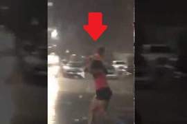 自私媽媽《把女兒當傘擋雨》民眾全程錄下直接傻眼貓咪 自私媽媽《把女兒當傘擋雨》民眾全程錄下直接傻眼貓咪