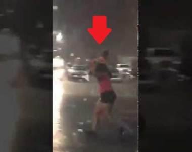 自私媽媽《把女兒當傘擋雨》民眾全程錄下直接傻眼貓咪 自私媽媽《把女兒當傘擋雨》民眾全程錄下直接傻眼貓咪