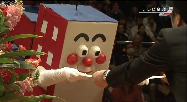 《變裝畢業典禮》又到了這讓師長憋笑頒發畢業證書的季節ww 《變裝畢業典禮》又到了這讓師長憋笑頒發畢業證書的季節ww