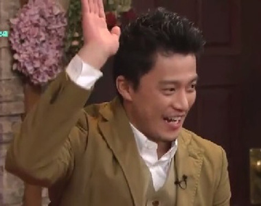 《小栗旬魔性的揮手》到底為什麼每次揮手都可以揮的如此有特色啊XD 《小栗旬魔性的揮手》到底為什麼每次揮手都可以揮的如此有特色啊XD