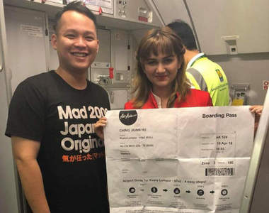 被朋友整《巨無霸登機證》連航警跟空姐都被逗樂了 被朋友整《巨無霸登機證》連航警跟空姐都被逗樂了