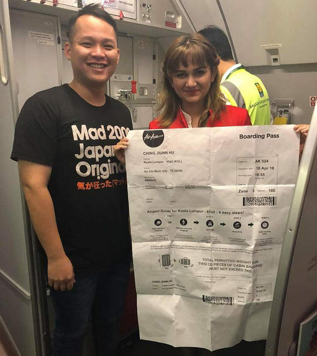 被朋友整《巨無霸登機證》連航警跟空姐都被逗樂了 被朋友整《巨無霸登機證》連航警跟空姐都被逗樂了