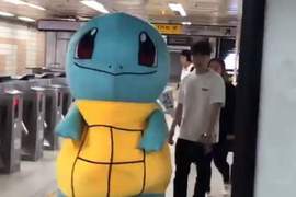 韓國地鐵出現野生《傑尼龜》想不到布偶裝底下的人竟是「他」! 韓國地鐵出現野生《傑尼龜》想不到布偶裝底下的人竟是「他」!