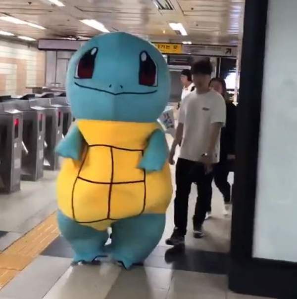 韓國地鐵出現野生《傑尼龜》想不到布偶裝底下的人竟是「他」! 韓國地鐵出現野生《傑尼龜》想不到布偶裝底下的人竟是「他」!