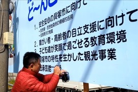 超神的《廣告看板手寫文字職人》我媽問我為什麼跪在電腦前... 超神的《廣告看板手寫文字職人》我媽問我為什麼跪在電腦前...