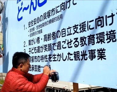 超神的《廣告看板手寫文字職人》我媽問我為什麼跪在電腦前... 超神的《廣告看板手寫文字職人》我媽問我為什麼跪在電腦前...