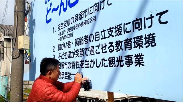 超神的《廣告看板手寫文字職人》我媽問我為什麼跪在電腦前...