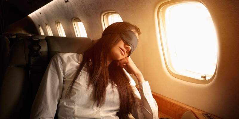 乘客吵鬧想坐《靠窗位置》空服員用這招解決讓乘客安心入睡w 乘客吵鬧想坐《靠窗位置》空服員用這招解決讓乘客安心入睡w