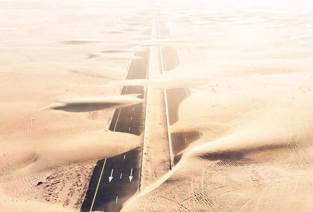 中東《被沙漠入侵的公路》當文明與自然直接碰撞