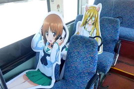 旅遊節目介紹《公車上的動畫角色立牌》並肩而坐是什麼感覺…… 旅遊節目介紹《公車上的動畫角色立牌》並肩而坐是什麼感覺……
