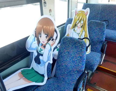 旅遊節目介紹《公車上的動畫角色立牌》並肩而坐是什麼感覺…… 旅遊節目介紹《公車上的動畫角色立牌》並肩而坐是什麼感覺……