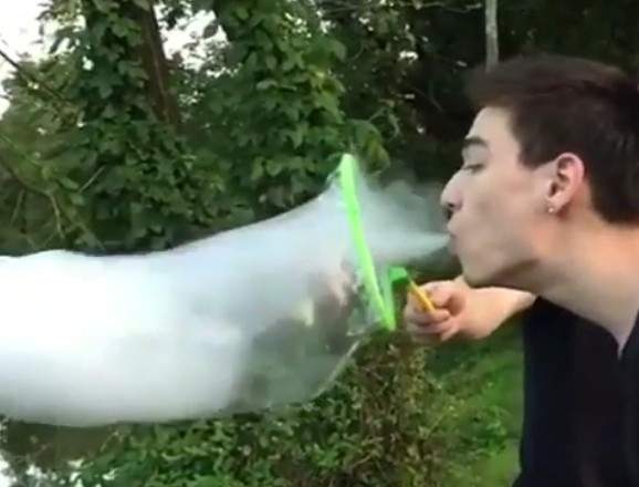 《把煙吹進泡泡裡》影片 看完默默覺得開心...(*˘︶˘*)  《把煙吹進泡泡裡》影片 看完默默覺得開心...(*˘︶˘*)