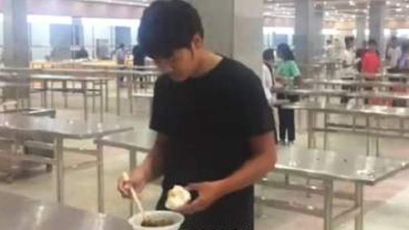 學校拿掉椅子稱《讓學生站著吃飯》可以節省用餐時間 學生表示:(ㆆᴗㆆ)  學校拿掉椅子稱《讓學生站著吃飯》可以節省用餐時間 學生表示:(ㆆᴗㆆ)