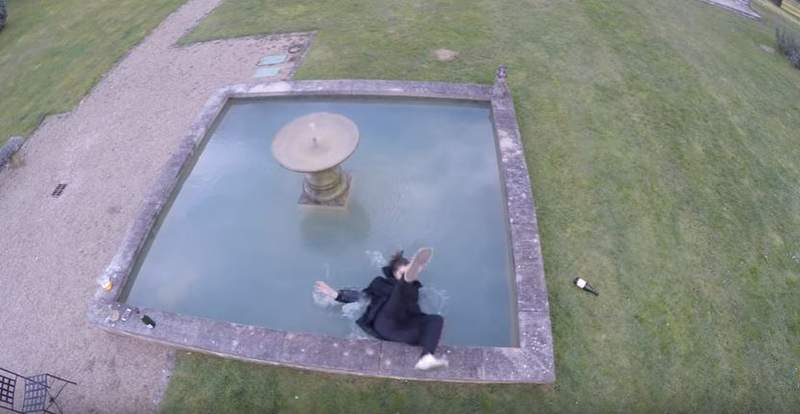 追著《空拍機》比YA 澳洲女孩掉到水池全紀錄 追著《空拍機》比YA 澳洲女孩掉到水池全紀錄