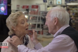 美好的愛情《84歲爺爺學化妝》就為了讓將近失明的老婆變得美美的 美好的愛情《84歲爺爺學化妝》就為了讓將近失明的老婆變得美美的