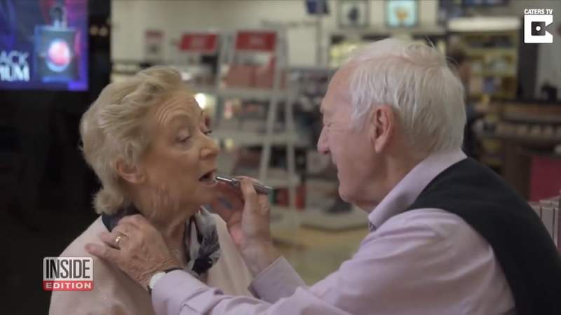 美好的愛情《84歲爺爺學化妝》就為了讓將近失明的老婆變得美美的 美好的愛情《84歲爺爺學化妝》就為了讓將近失明的老婆變得美美的