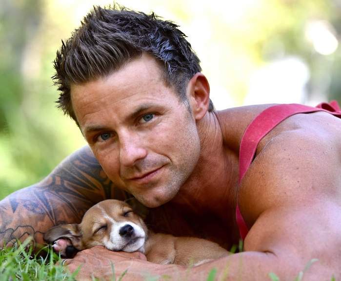 《澳洲猛男消防員年曆》帥哥跟動物的眼神　每張都秒殺我(｡･ω･｡)