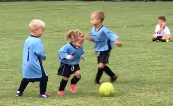 甜蜜影片《小男生最誠摯的道歉》後面同學你怎麼這麼開心 甜蜜影片《小男生最誠摯的道歉》後面同學你怎麼這麼開心