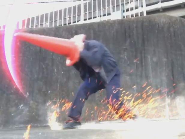 《日本功夫上班族》三角錐特效連段帥到嫑嫑的