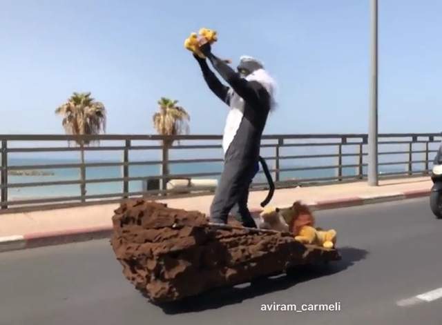 《電動滑板玩家在馬路上重現各種名場景》如果在路上看到一定拿起相機狂拍他XD