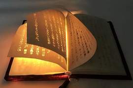 【有片】推特瘋傳《會發光的書》隨著書頁翻動,像魔法書一樣越接近結局字體就會越耀眼 【有片】推特瘋傳《會發光的書》隨著書頁翻動,像魔法書一樣越接近結局字體就會越耀眼