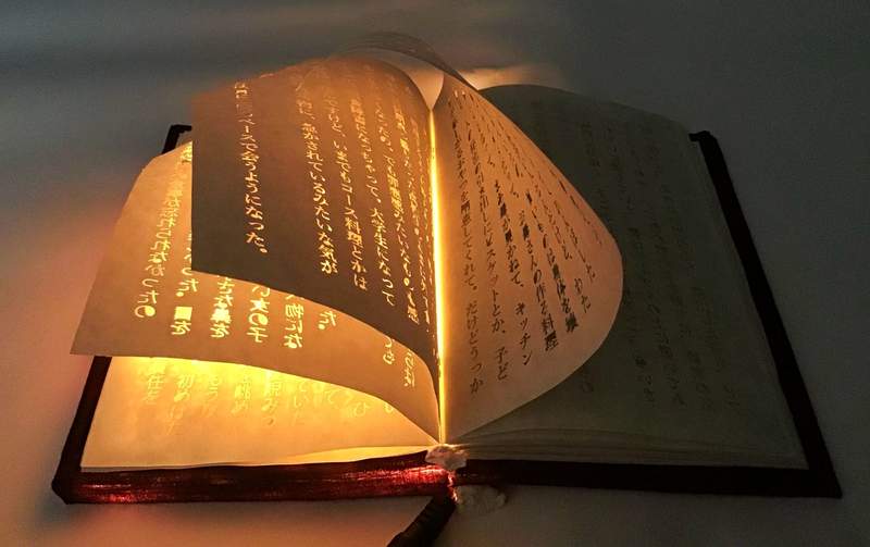 【有片】推特瘋傳《會發光的書》隨著書頁翻動,像魔法書一樣越接近結局字體就會越耀眼 【有片】推特瘋傳《會發光的書》隨著書頁翻動,像魔法書一樣越接近結局字體就會越耀眼