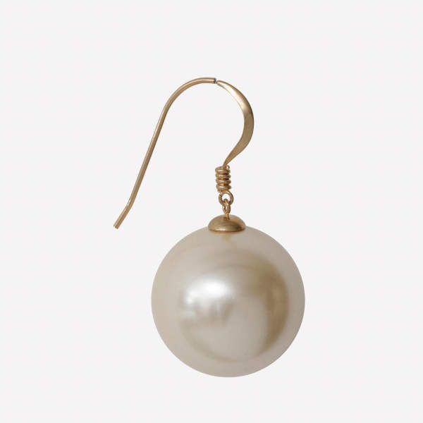 耳垂超載《巨型珍珠耳環》照片無法傳達的尺寸感，戴起來才知道破壞力驚人ww