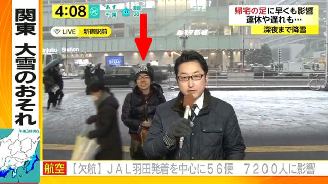 陰魂不散《亂入新聞的奇怪男子》不管鏡頭怎麼閃他都有辦法入鏡... 陰魂不散《亂入新聞的奇怪男子》不管鏡頭怎麼閃他都有辦法入鏡...