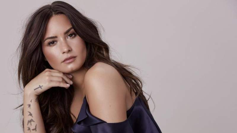 冰雪奇緣《Let it Go》25歲女歌手「Demi Lovato」疑因吸毒過量在豪宅昏迷 冰雪奇緣《Let it Go》25歲女歌手「Demi Lovato」疑因吸毒過量在豪宅昏迷