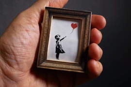 DIY教學《Banksy》慘遭碎紙刑的名畫「拿著氣球的女孩」碎碎平安掌心版,快來碎一波吧 DIY教學《Banksy》慘遭碎紙刑的名畫「拿著氣球的女孩」碎碎平安掌心版,快來碎一波吧