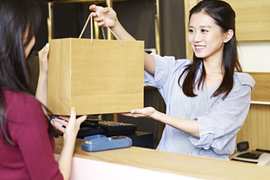 驚悚 日本《店員名牌》客人:「你沒有FB呢...」造成服務人員隱私問題 驚悚 日本《店員名牌》客人:「你沒有FB呢...」造成服務人員隱私問題