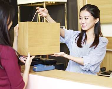 驚悚 日本《店員名牌》客人:「你沒有FB呢...」造成服務人員隱私問題 驚悚 日本《店員名牌》客人:「你沒有FB呢...」造成服務人員隱私問題