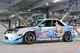 《痛車肇事逃逸》宅宅聖地巡禮闖大禍 開這麼顯眼的車還想逃…… 《痛車肇事逃逸》宅宅聖地巡禮闖大禍 開這麼顯眼的車還想逃……