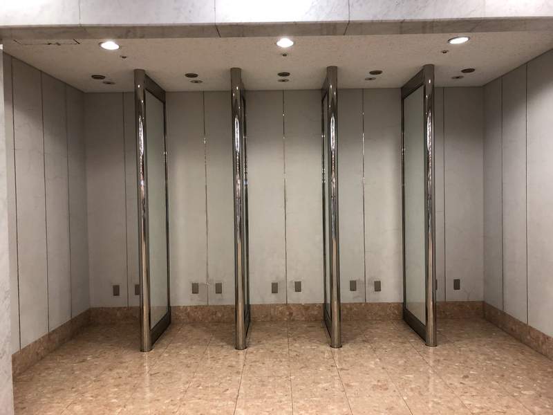 老人一看就懂《用途不明的神秘隔間》難不成是設置路邊的公共淋浴間？