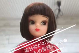 這就叫專業《美髮師幫莉卡娃娃剪頭髮》一樣是鮑伯頭怎麼差這麼多!?(☉∀☉) 這就叫專業《美髮師幫莉卡娃娃剪頭髮》一樣是鮑伯頭怎麼差這麼多!?(☉∀☉)