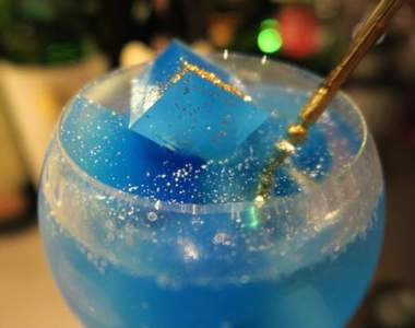 絕美《銀河系無酒精雞尾酒》紫外線燈一照杯中宛如神秘宇宙 絕美《銀河系無酒精雞尾酒》紫外線燈一照杯中宛如神秘宇宙