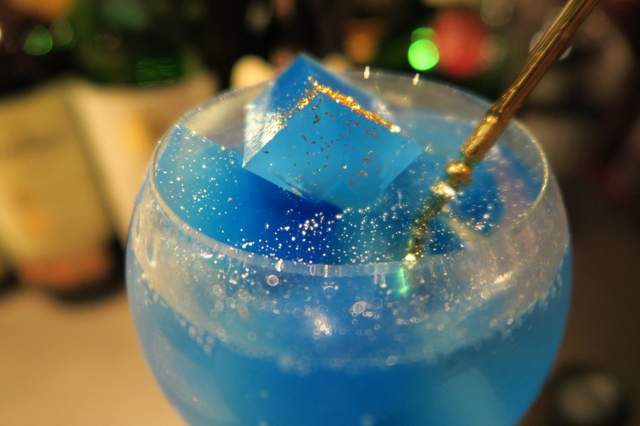 絕美《銀河系無酒精雞尾酒》紫外線燈一照杯中宛如神秘宇宙