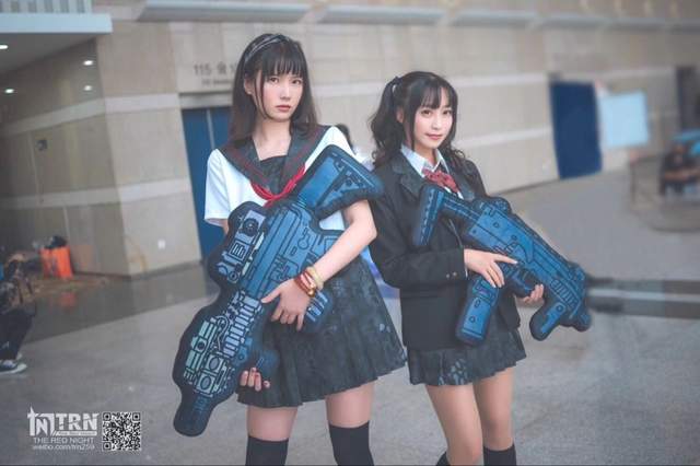 軍事和動漫愛好者組成《TRN-TheRedNight》拿槍的妹子超性感