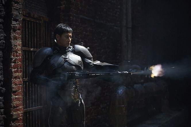 改編日本同名漫畫電影《人狼》超狂裝甲服裝被讚「動畫轉真人最成功」