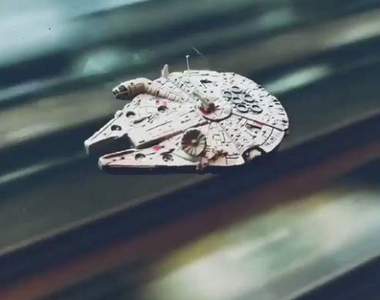 《最有速度感的宅小物》搭車黏在玻璃上就跟飛的一樣 《最有速度感的宅小物》搭車黏在玻璃上就跟飛的一樣