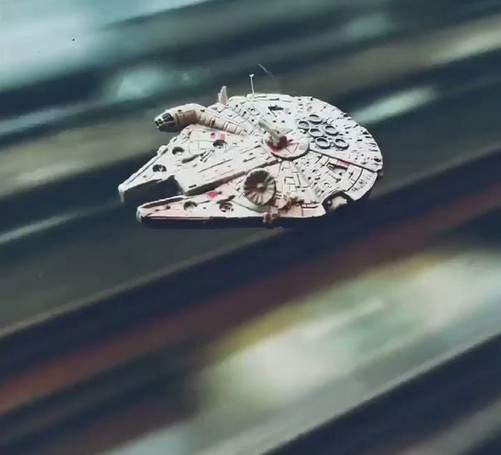 《最有速度感的宅小物》搭車黏在玻璃上就跟飛的一樣 《最有速度感的宅小物》搭車黏在玻璃上就跟飛的一樣