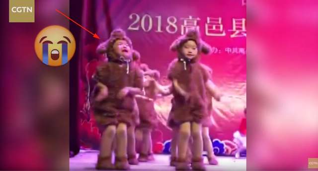 原來這首是含淚跳恰恰《五歲小孩的超敬業演出》哭再慘舞步卻都沒忘
