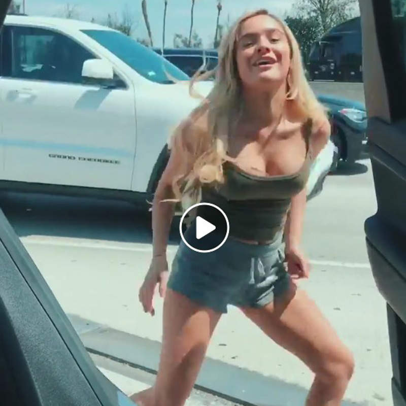 感覺好危險《車輛行駛中下車跳舞》在路邊拍攝時請小心啊～～