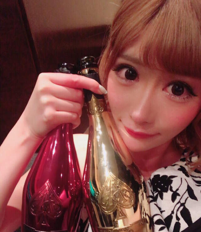 紅牌酒店小姐度過《超豪華慶生會》死士們究竟貢獻多少錢…… 紅牌酒店小姐度過《超豪華慶生會》死士們究竟貢獻多少錢……