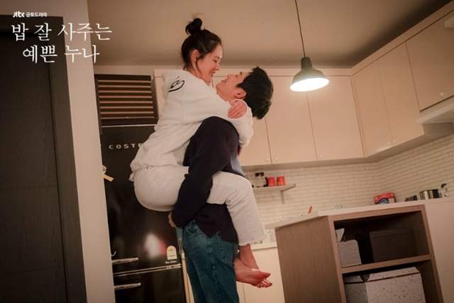 讓熟女忍不住想買飯餵飽的《年下男餵食清單》讓姐姐餵飽你吧♥